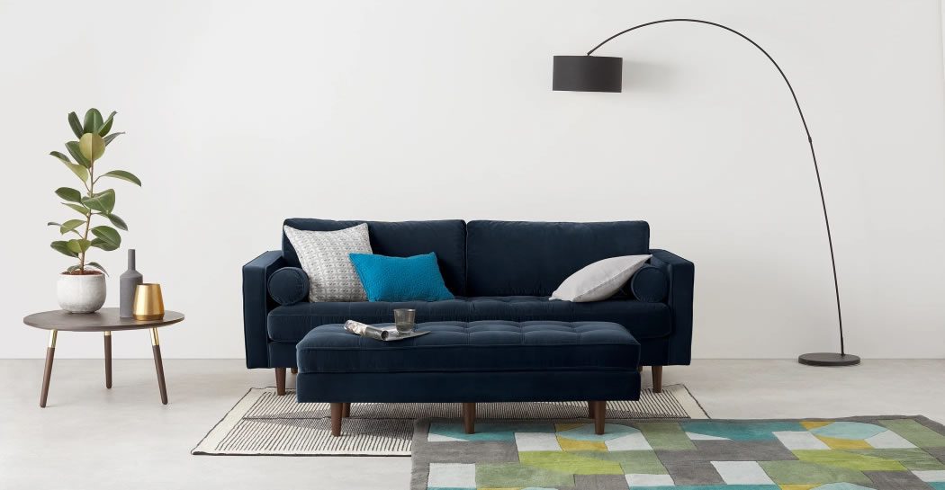 Sillón Mecedor Windsor Con Otomana - Color Blanco Y Cheurón Azul Marino, Madera Maciza, Para Guardería O Salón